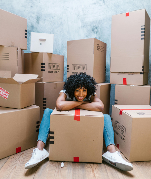 Frau mit Umzugskartons