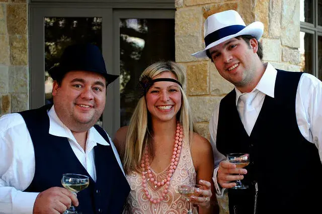 Bild oben links: Gäste in Gatsby-Kostümen bei einem Mottoabend