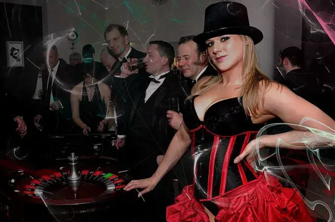 Hostess in Burlesque-Kostüm am Roulette-Tisch – Showacts