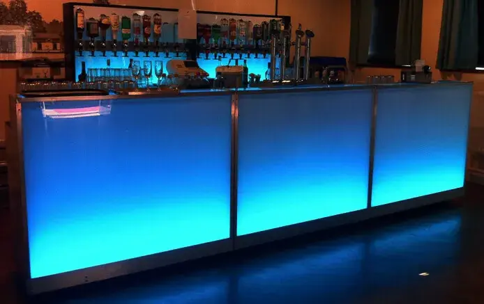 Beleuchtete LED-Bar in Blau für Eventlocations – mobile Bar mieten für Casino-Events und Firmenveranstaltungen