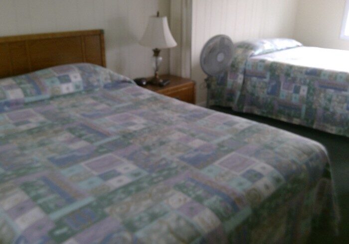 2 Room Efficiency 2 Queens Beds