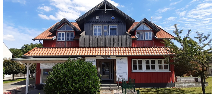 ußenansicht einer HNO-Praxis im roten Haus