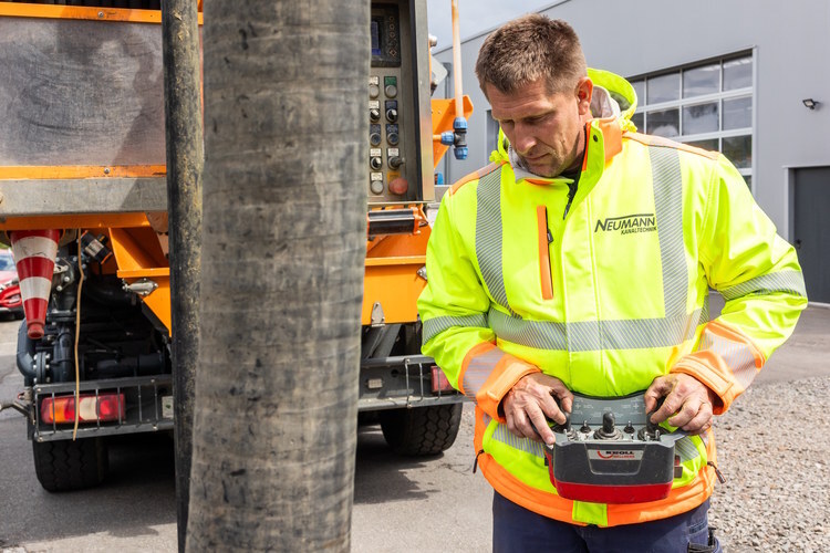 Ein Mitarbeiter während einer Kanalreinigung in Herscheid.