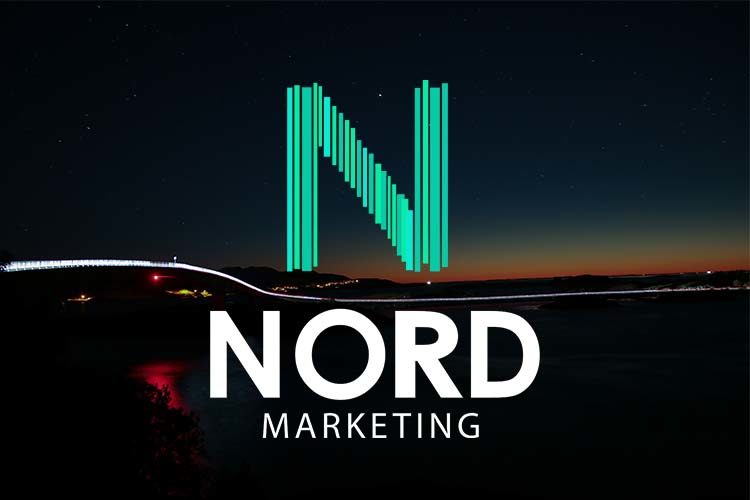 NordMarketing sin logo med et kveldsbilde fra Hoholmsbroa i bakgrunnen