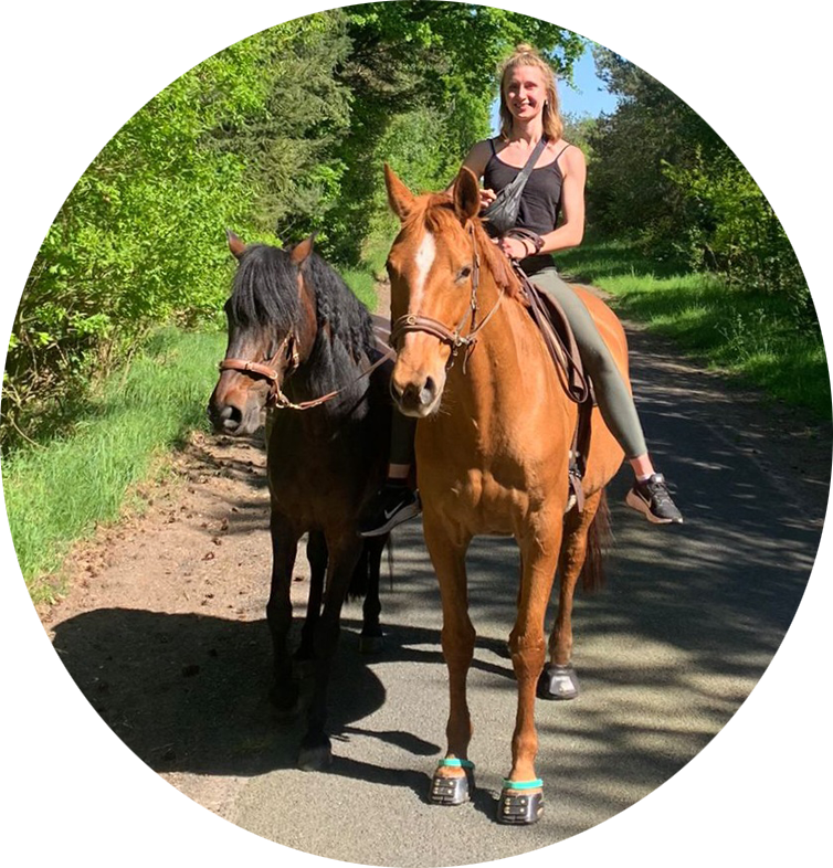 Reiterin mit einem Handpferd 