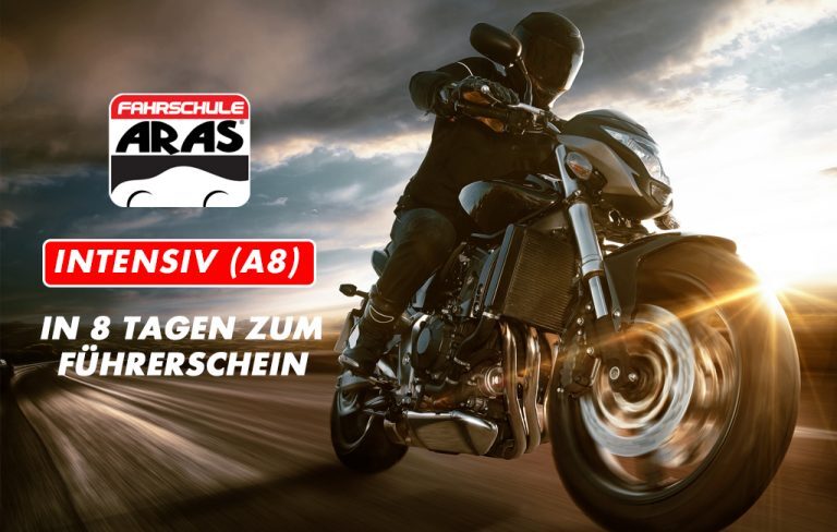 Motorradfahrer auf einer Landstraße während eines Intensivkurses