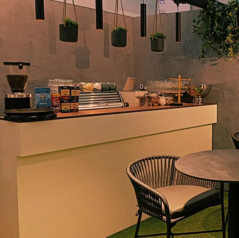 Theke mit Kaffeemaschine und Gläsern