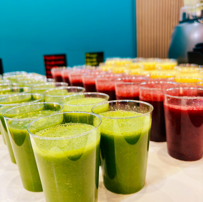 Smoothies in Bechern auf Messe