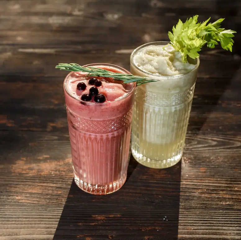 Zwei Smoothies in Gläsern