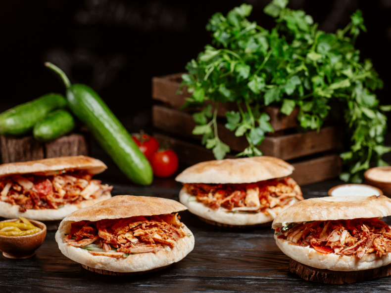 Döner im Fladenbrot mit Gemüse und Kräutern