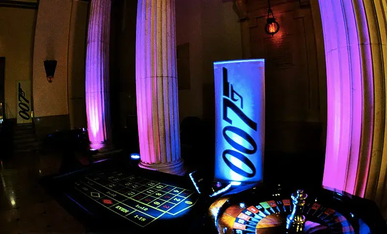 James-Bond-Themendekoration mit 007-Logo und Roulette-Tisch bei einem Casino-Event mieten