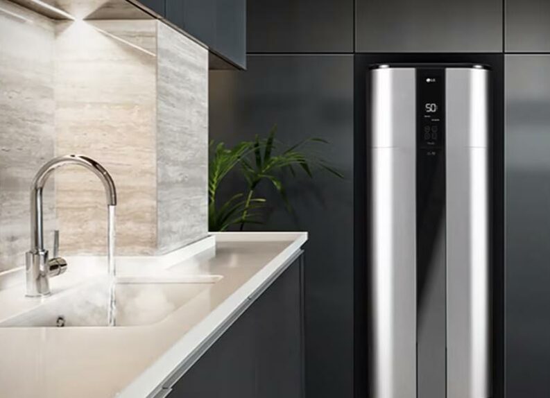 LG Warmwasser-Wärmepumpe in der Küche eines modernen Einfamilienhauses
