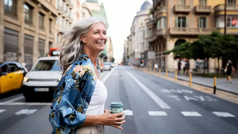 Seniorin selbstbewusst unterwegs im öffentlichen Raum