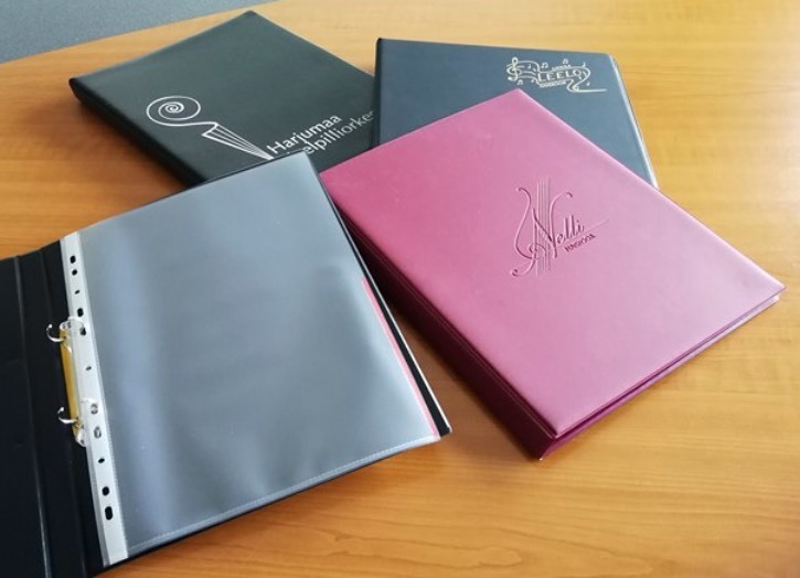 PÄRMAR - 
Vi tillverkar pärmar i olika utföranden, storlekar och försedda med ringmekanismer enligt kundens önskemål (enkla 2-ringars och trio i olika diameter samt gaffel-mekanismer) 
Med olika trycktekniker som blindprägling, folietryck i t ex guld och silver förädlas artikeln ytterligare.