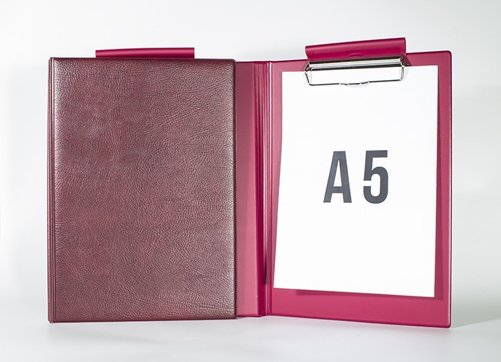 CLIPBOARDS - 
En artikel som aldrig verkar bli omodern är Clipboards i olika format och utföranden. Bilden visar ett exempel för A5-format med klämma av förkromad metall, pennhållare och extra framsida/omslag.