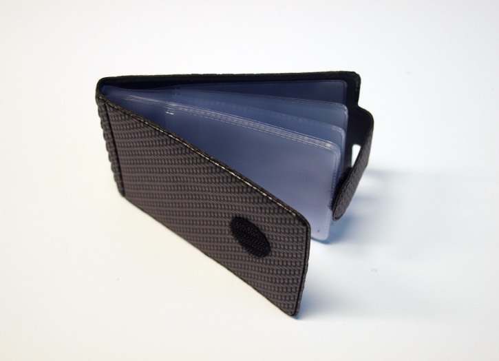 FODRAL FÖR BETALKORT - 
Ett fodral för betalkort (CR80-format) med insvetsade transparenta fickor och omslag av mönstrad kadmiumfri mjuk vinyl med kardborre-låsning.