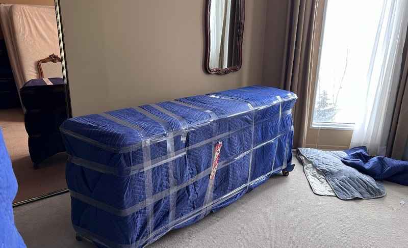 Meuble protégé avec couvertures et sangles