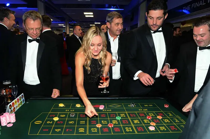 Gäste in Abendgarderobe spielen Roulette bei einem eleganten Casino-Event mieten
