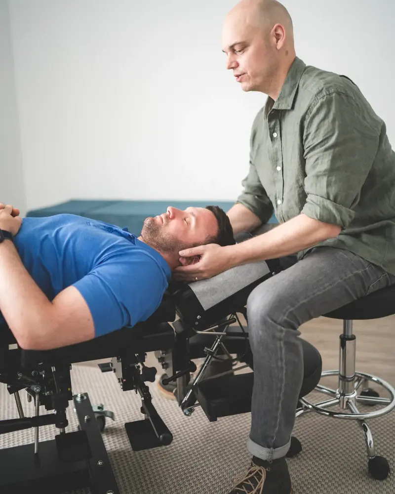 Chiropraktische Behandlung der Halswirbelsäule bei Move Chiropraktik in Frankfurt