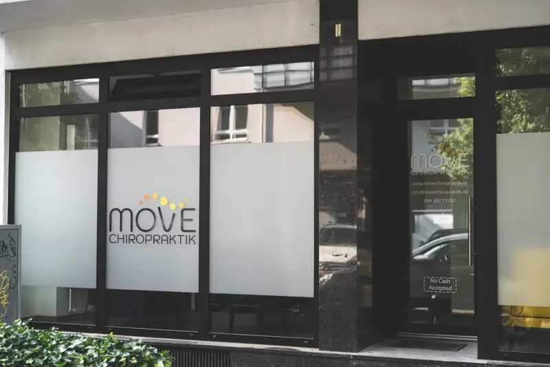 Eingang der Praxis Move Chiropraktik in der Ostendstraße 45 in Frankfurt