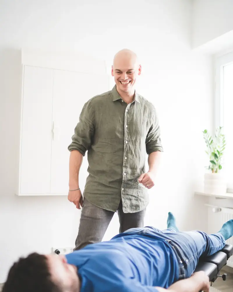 Chiropraktiker Andrew Klinkert in seiner Praxis in Frankfurt-Ostend