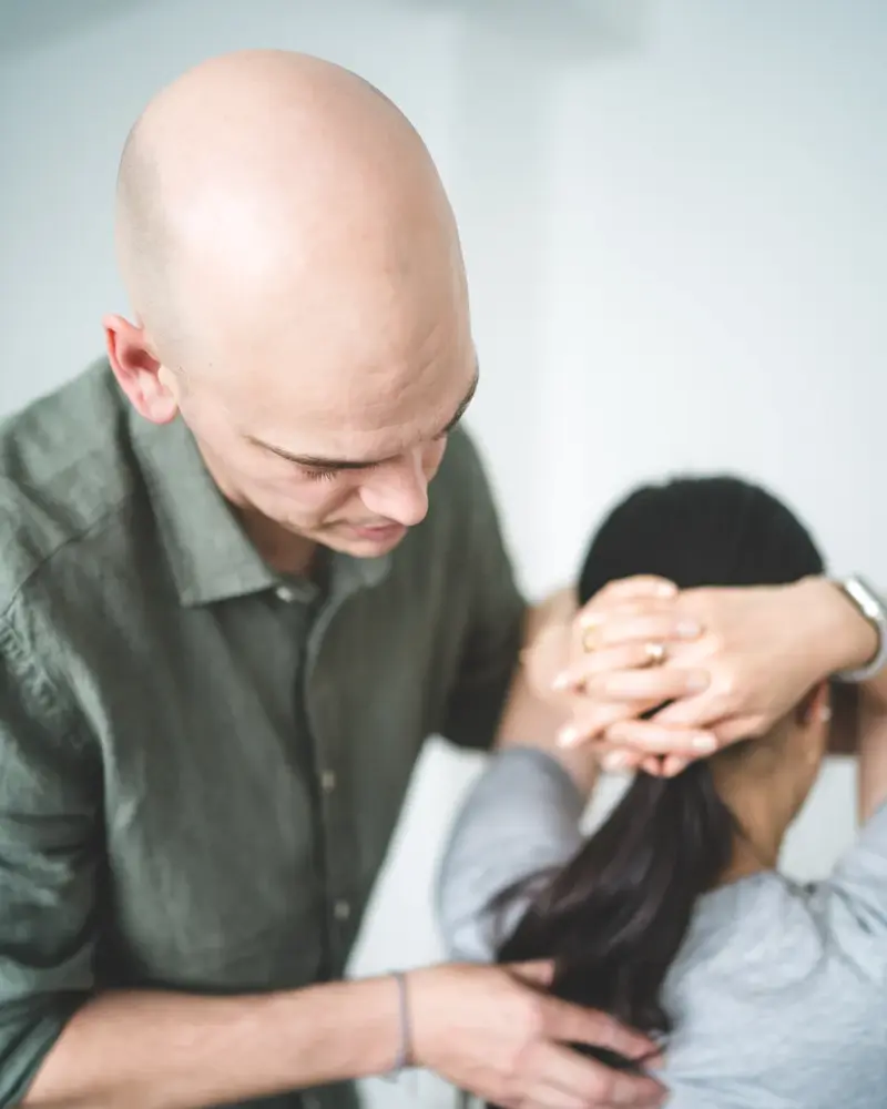 Chiropraktiker Andrew Klinkert mobilisiert die Brustwirbelsäule einer Patientin