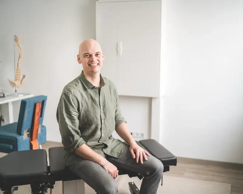Chiropraktiker Andrew Klinkert in seiner Praxis Move Chiropraktik in Frankfurt-Ostend