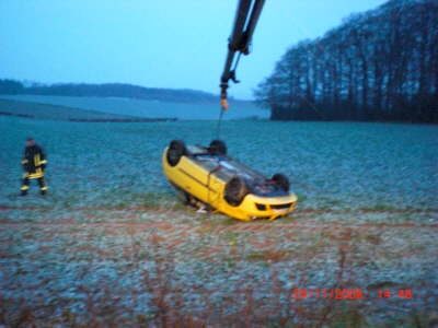 Fahrzeug wird von einem Feld geborgen