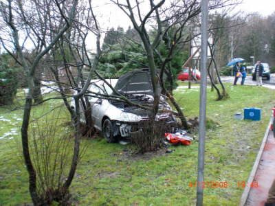 Fahrzeug ist von der Straße abgekommen