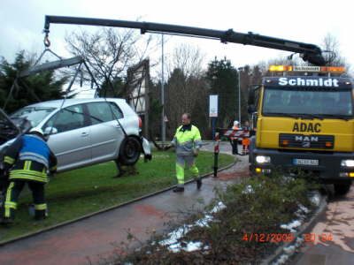 Kran hebt PKW an F. Schmidt OHG