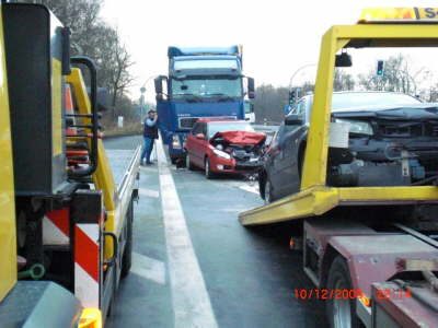 Autos werden abgeschleppt nach Unfall