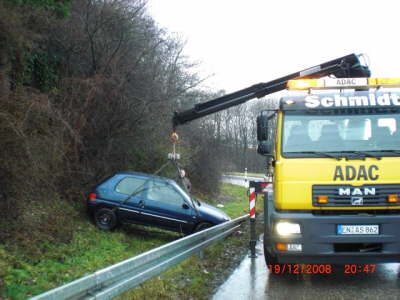 PKW wird aus einem Graben geborgen