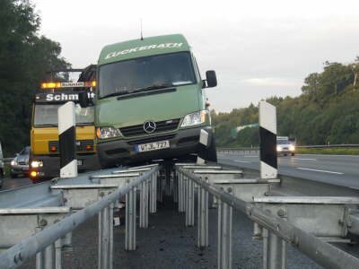 Transporter auf einer Leitplanke