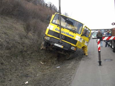 Fahrzeug wird aus dem Graben gezogen