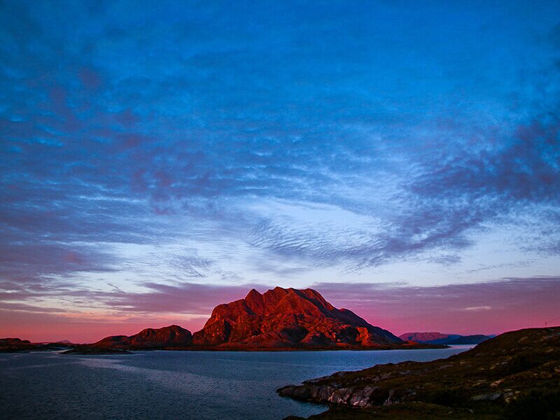 Rød solnedgang over Dønnamannen