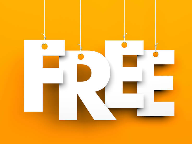 Gul orange bakgrunn med hvite bokstaver som henger i hver sin tråd, ordet er FREE