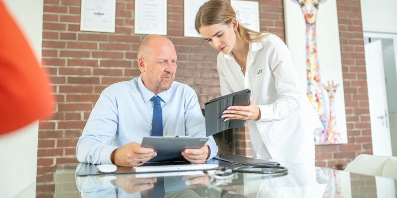 Professor Dr. Joachim Drevs, Unifontis - Praxis für integrative Onkologie | Mit Praxismitarbeiterin