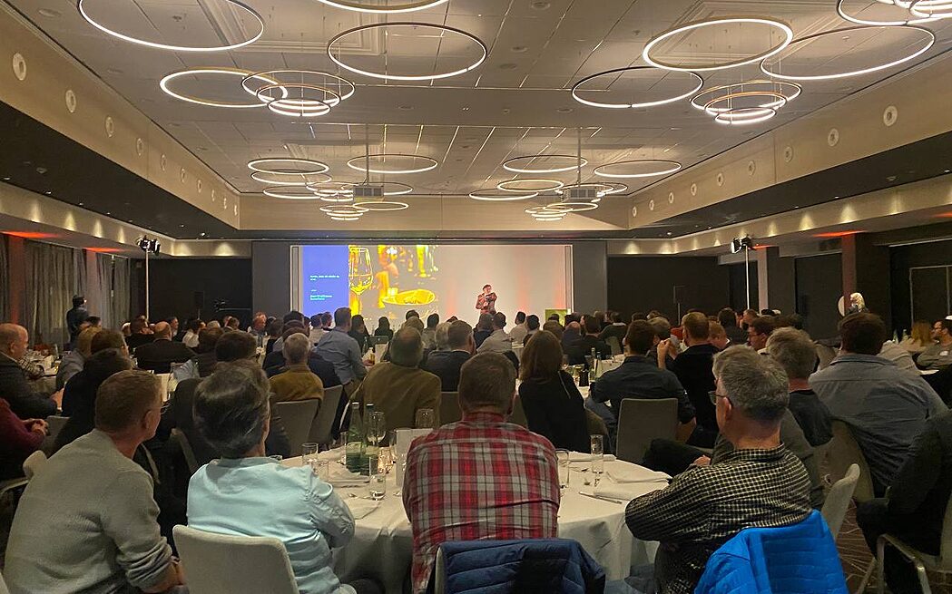 Betriebsversammlung: 
Verbindendes herstellen mit Lachverstand, das gelingt Tissot. Humor ist das Überdruckventil, das verhindert, dass die Fakten zu frustrierend wirken. Befreiende Satire, niveauvolle Komik und erhellende Wortakrobatik schweißt Ihr Team zusammen.