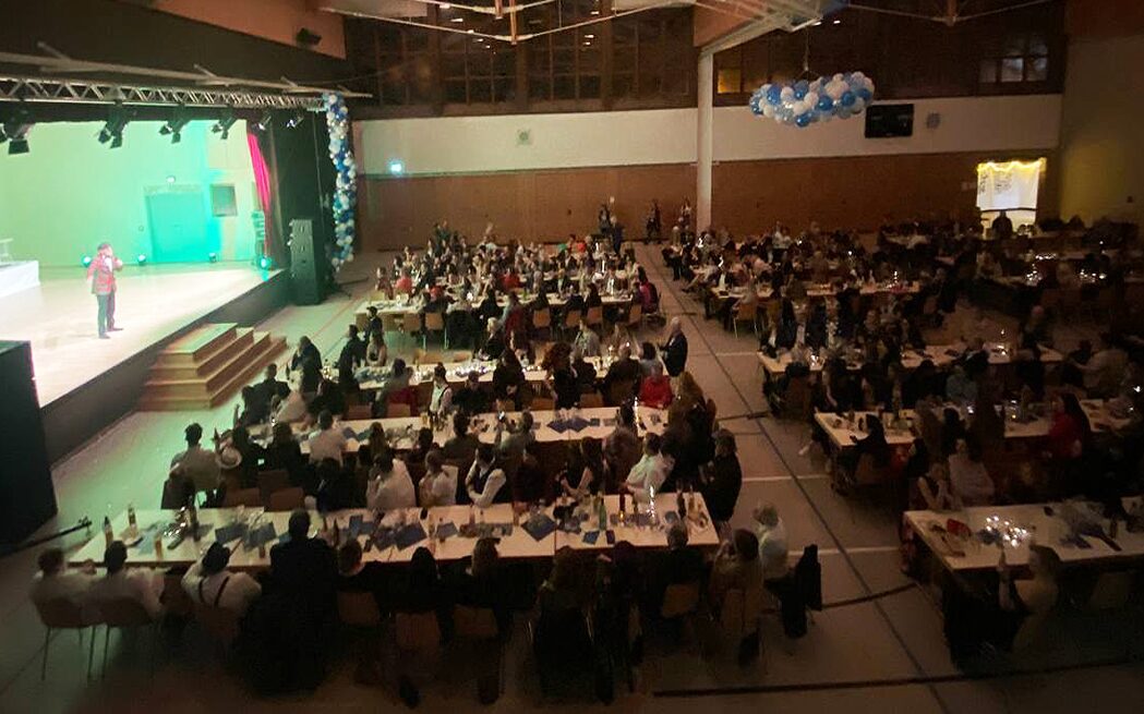 Firmenevent:
Nichts Schöneres, als gemeinsam Frohsinn und Sinn in der gemeinsamen Arbeit zu erleben. Tissot gibt wertschätzende Anekdoten aus allen Abteilungen sowie Fun & Fakten aus dem Firmenalltag zum Besten und stellt ein wunderbares Wir-Gefühl her.