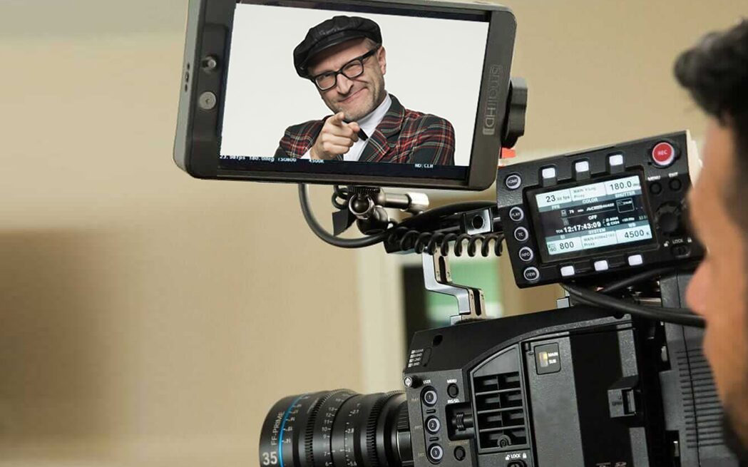 Online-Veranstaltung:
Haben Sie die Nase voll von ermüdenden Online-Meetings? Oliver Tissot funkt erfrischend und fantasievoll dazwischen! Er macht Inhalte merkfähig und nachhaltig präsent im Kopf. Als Überraschungs-'Unterbrecher' mit energiegeladenem Froh- und Hintersinn macht er Furore.
