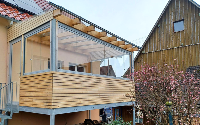 Balkon an Holzhaus mit Verglasung Horb