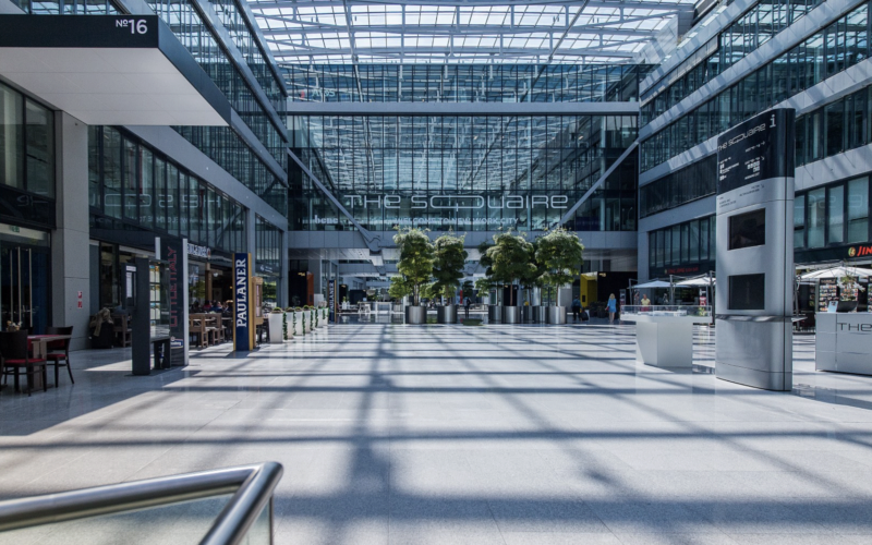 Übersicht des Einkaufszentrums „The Squaire“ mit Glasdach