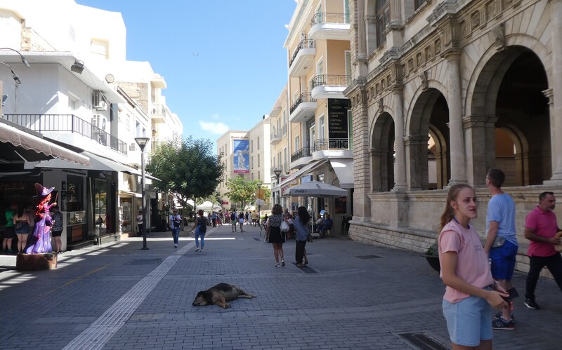 Dennoch gehören sie in Städten wie Heraklion noch immer zum üblichen Stadtbild.
