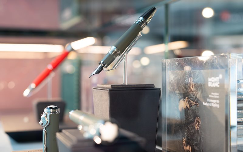 Edler Montblanc-Füllfederhalter in einer Vitrine