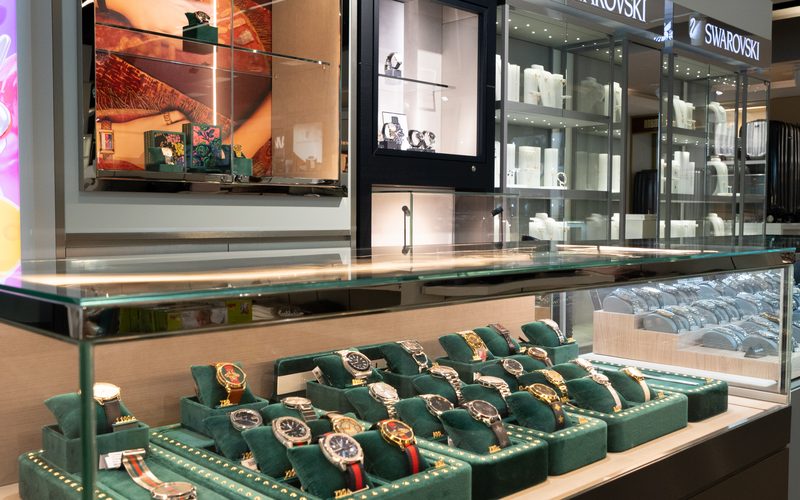 Luxusuhren von Gucci in einer Glasvitrine