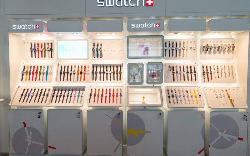 Swatch-Uhren in verschiedenen Farben in einer Verkaufswand