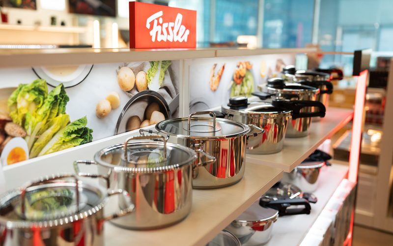 Fissler-Töpfe auf beleuchtetem Verkaufsregal