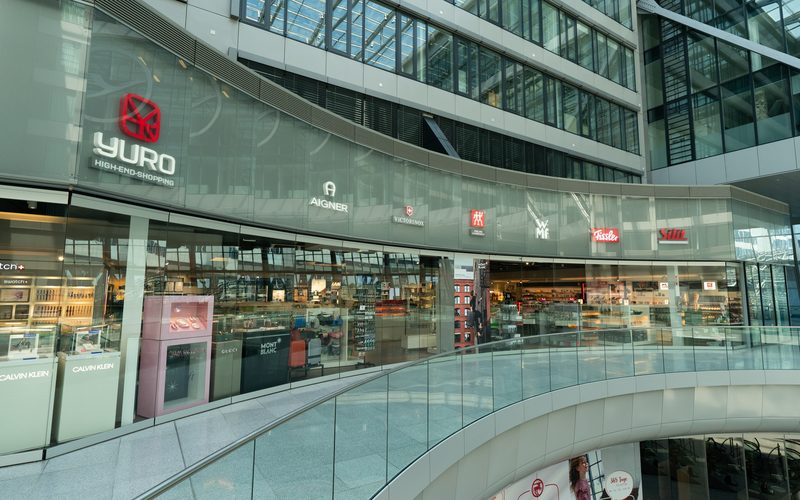 DE: Innenansicht eines modernen Einkaufszentrums mit Glasfassade