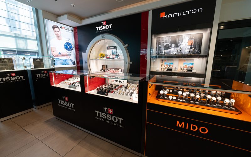 Vitrinen mit Tissot-, Hamilton- und Mido-Uhren