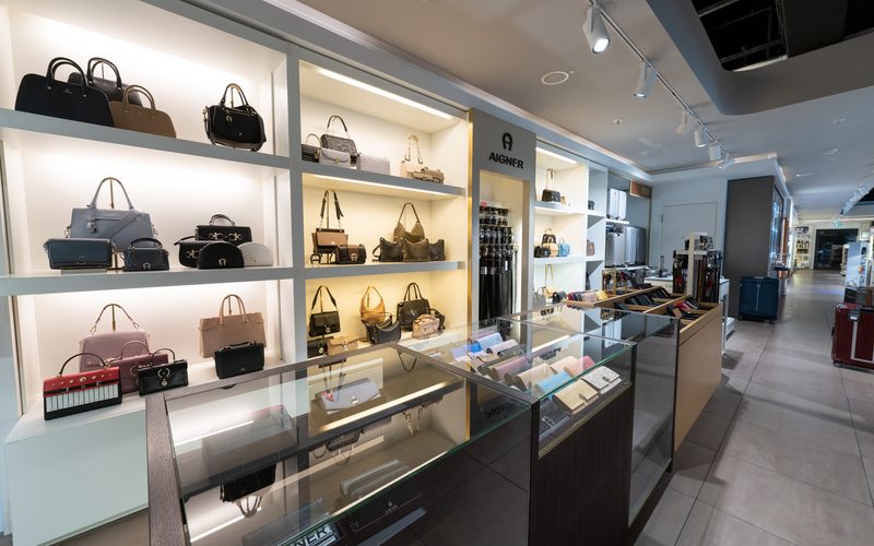 Shelf with designer bags in the AIGNER store